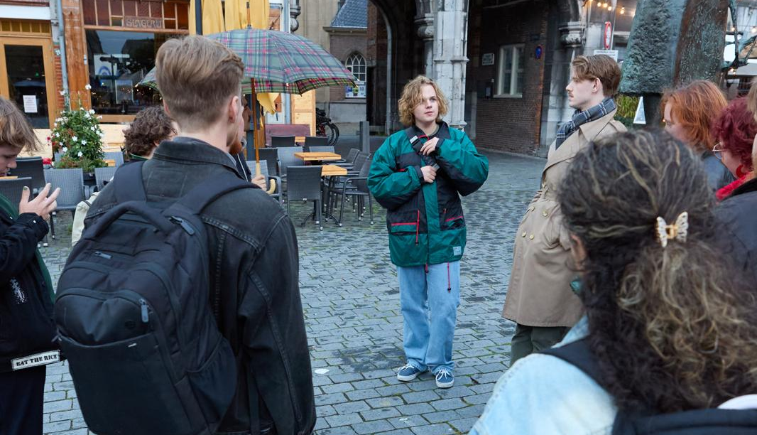 Foto van de SSV Het Spook stadswandeling die uitlegde over de geschiedenis van Nijmegen. Picture of the SSV Het Spook city hike that showed the history of Nijmegen